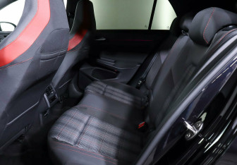 Подержанный автомобиль Volkswagen Golf GTI Hatchback 2021 года (16 фото)