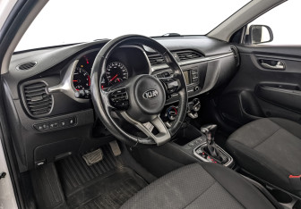 Подержанный автомобиль Kia Rio Hatchback 2021 года (13 фото)