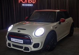 Подержанный автомобиль MINI Hatch 2016 года (27 фото)