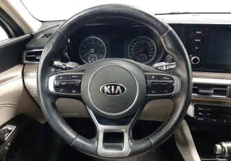 Подержанный автомобиль Kia K5 2020 года (17 фото)