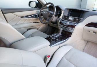 Подержанный автомобиль Infiniti Q70 2015 года (10 фото)