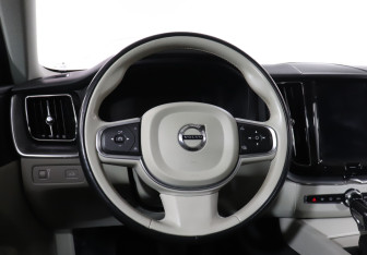 Подержанный автомобиль Volvo XC60 2018 года (18 фото)