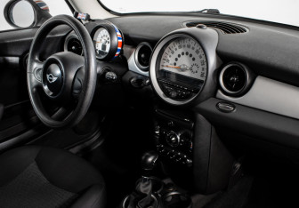 Подержанный автомобиль MINI Hatch 2011 года (10 фото)