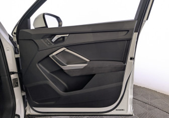 Подержанный автомобиль Audi Q3 2023 года (25 фото)