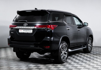 Подержанный автомобиль Toyota Fortuner 2017 года (5 фото)