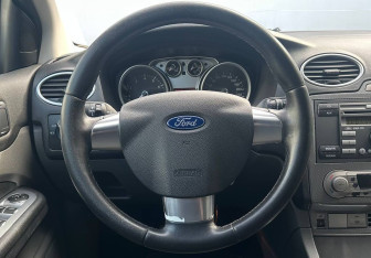 Подержанный автомобиль Ford Focus Hatchback 2008 года (12 фото)