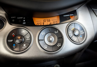 Подержанный автомобиль Toyota RAV4 2011 года (26 фото)