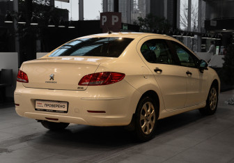 Подержанный автомобиль Peugeot 408 2014 года (4 фото)