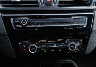 Подержанный автомобиль BMW X1 2017 года (20 фото)