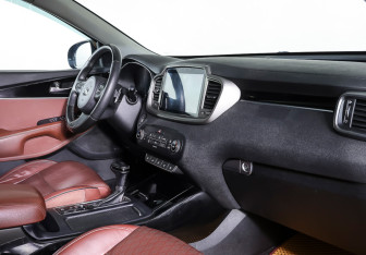 Подержанный автомобиль Kia Sorento 2017 года (12 фото)