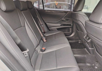 Подержанный автомобиль Lexus ES 2021 года (11 фото)