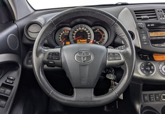 Подержанный автомобиль Toyota RAV4 2012 года (21 фото)