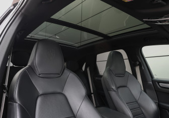 Подержанный автомобиль Porsche Cayenne 2022 года (10 фото)