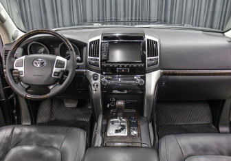 Подержанный автомобиль Toyota Land Cruiser Suv 2015 года (14 фото)
