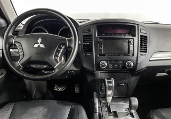 Подержанный автомобиль Mitsubishi Pajero 2013 года (12 фото)