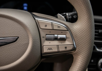 Подержанный автомобиль Genesis G70 2021 года (14 фото)