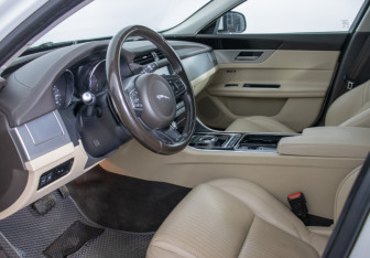 Подержанный автомобиль Jaguar XF Sedan 2016 года (10 фото)