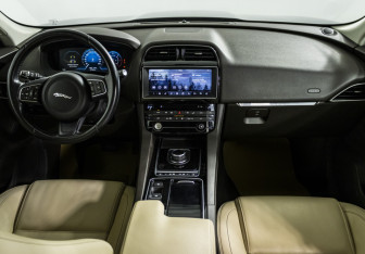 Подержанный автомобиль Jaguar F-Pace 2016 года (12 фото)