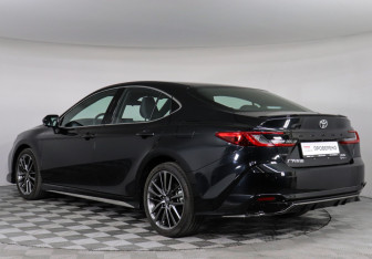 Подержанный автомобиль Toyota Camry Sedan 2025 года (7 фото)