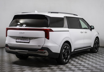 Подержанный автомобиль Kia Carnival 2025 года (5 фото)