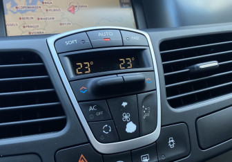 Подержанный автомобиль Renault Laguna Liftback 2009 года (14 фото)