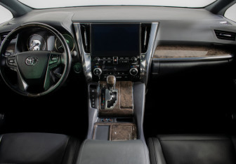 Подержанный автомобиль Toyota Alphard 2021 года (14 фото)