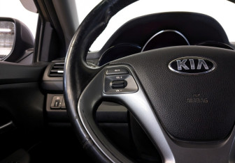 Подержанный автомобиль Kia Rio Sedan 2016 года (25 фото)