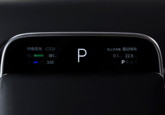 Подержанный автомобиль LiXiang L9 2023 года (17 фото)