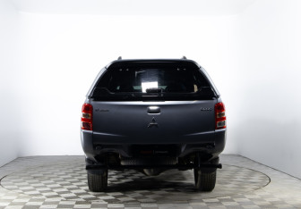 Подержанный автомобиль Mitsubishi L200 2017 года (5 фото)