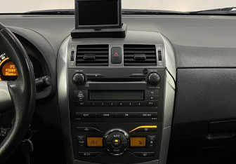 Подержанный автомобиль Toyota Corolla Sedan 2011 года (12 фото)