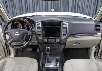 Подержанный автомобиль Mitsubishi Pajero 2019 года (14 фото)
