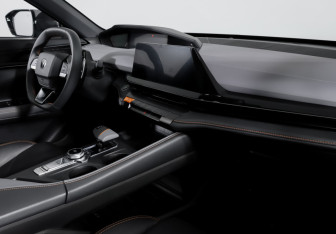 Подержанный автомобиль Changan UNI-V 2023 года (9 фото)