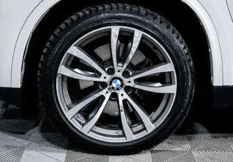 Подержанный автомобиль BMW X5 2014 года (15 фото)