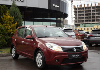 Подержанный автомобиль Renault Sandero 2011 года (2 фото)