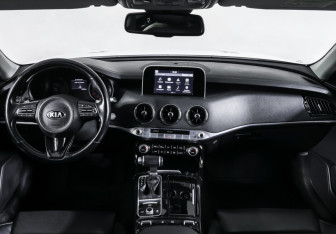 Подержанный автомобиль Kia Stinger 2018 года (17 фото)