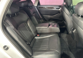 Подержанный автомобиль Hyundai Genesis 2014 года (10 фото)