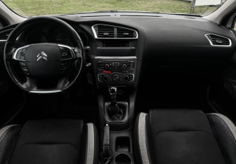 Подержанный автомобиль Citroen C4 Hatchback 2012 года (12 фото)