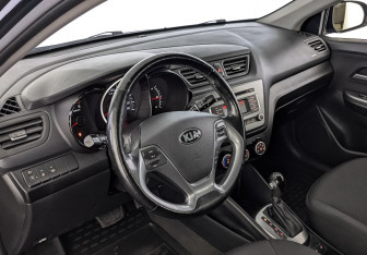 Подержанный автомобиль Kia Rio Hatchback 2017 года (15 фото)