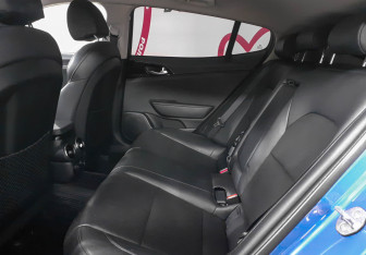Подержанный автомобиль Kia Stinger 2018 года (10 фото)