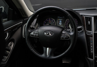 Подержанный автомобиль Infiniti Q50 2014 года (12 фото)