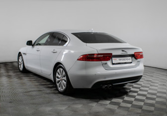 Подержанный автомобиль Jaguar XE 2016 года (8 фото)