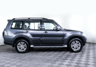 Подержанный автомобиль Mitsubishi Pajero 2017 года (4 фото)