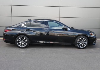 Подержанный автомобиль Lexus ES 2018 года (4 фото)