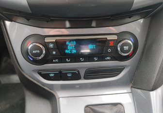 Подержанный автомобиль Ford Focus Wagon 2012 года (15 фото)