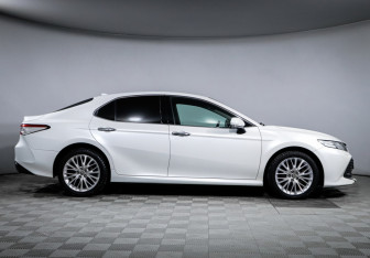 Подержанный автомобиль Toyota Camry Sedan 2020 года (4 фото)
