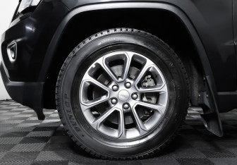 Подержанный автомобиль Jeep Grand Cherokee 2016 года (24 фото)