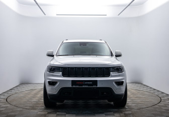 Подержанный автомобиль Jeep Grand Cherokee 2021 года (2 фото)