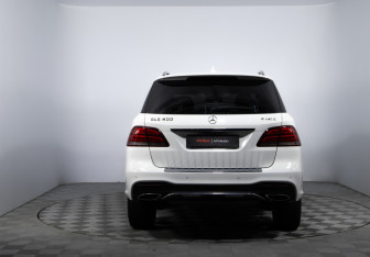 Подержанный автомобиль Mercedes-Benz GLE 2015 года (6 фото)