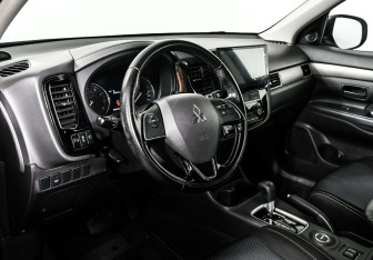 Подержанный автомобиль Mitsubishi Outlander 2016 года (8 фото)