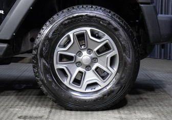 Подержанный автомобиль Jeep Wrangler 2012 года (21 фото)